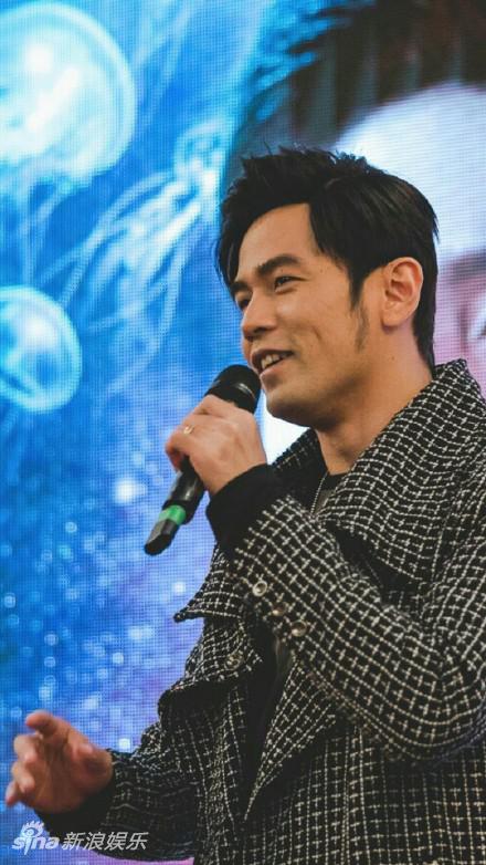 娱乐圈中,还有张艺兴,陈伟霆,林俊杰,周杰伦等"酒涡男神",他们的酒窝