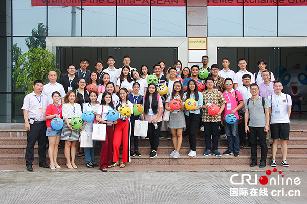 标题_fororder_1代表团成员与自贡灯贸集团股份有限公司负责人合影