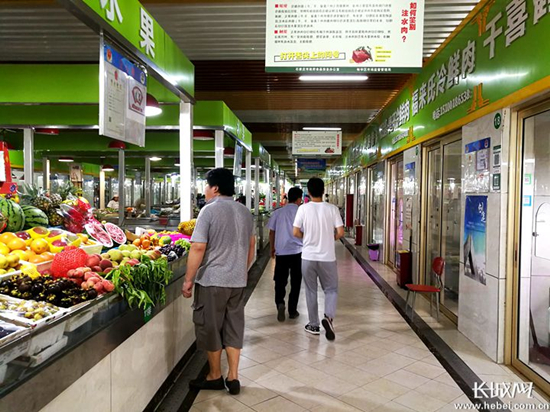 8月7日,记者跟随河北省食药监局组织的食品安全进市场媒体采访活动