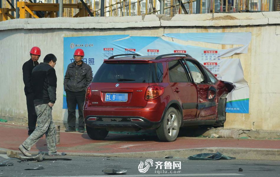 日照两车相撞 一车竟“钻”进墙壁!