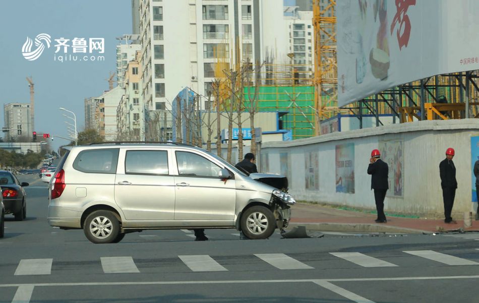 日照两车相撞 一车竟“钻”进墙壁!