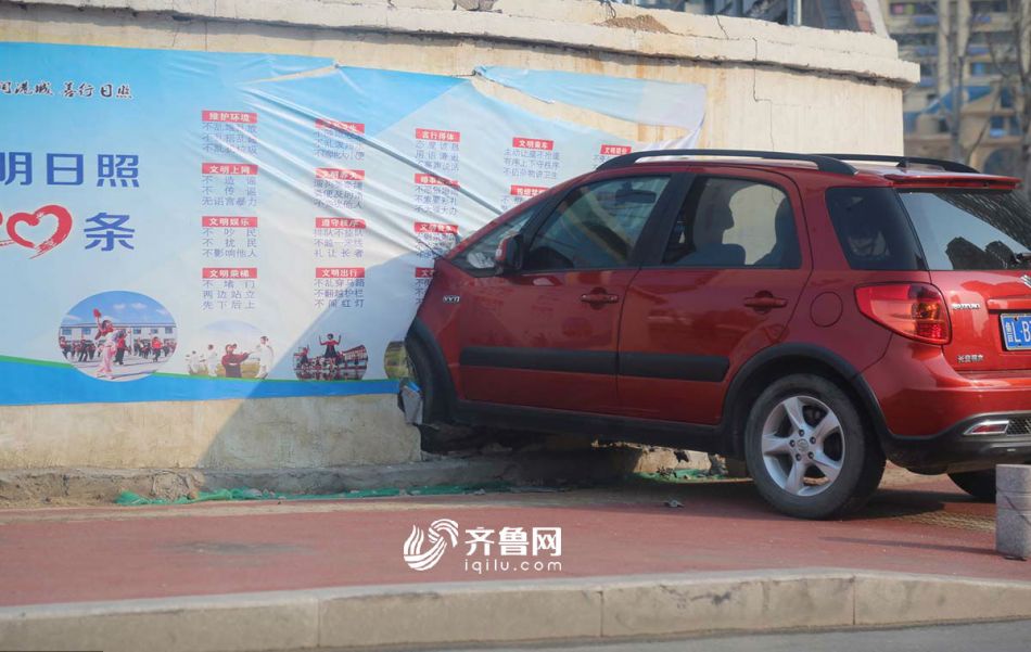 日照两车相撞 一车竟“钻”进墙壁!