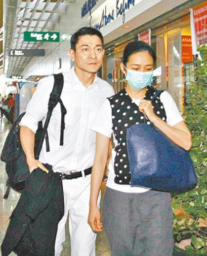 刘德华在家安心养伤 爱妻朱丽倩抱女儿菜市场买菜(图)