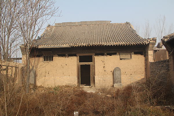 大量"零安保"荒庙被盗,无人报案唐大华称,当时三教庙是一座荒置的"零