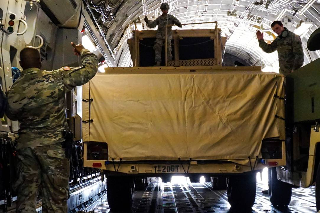 C17并排停2悍马还有这么大空间