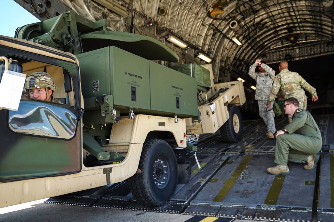 C17并排停2悍马还有这么大空间