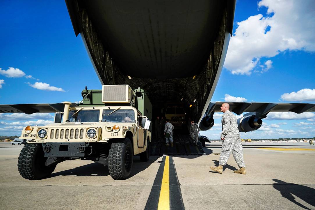 C17并排停2悍马还有这么大空间