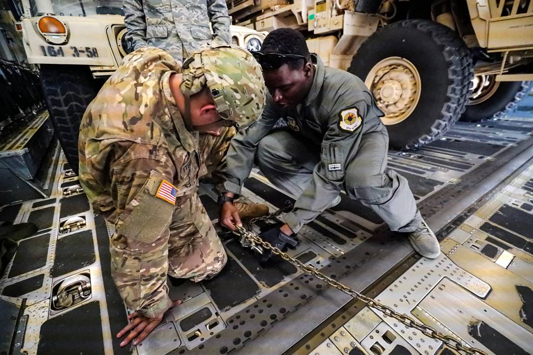 C17并排停2悍马还有这么大空间