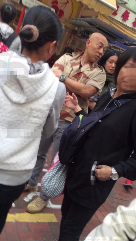 刘德华在家安心养伤 朱丽倩抱女儿菜市场买菜