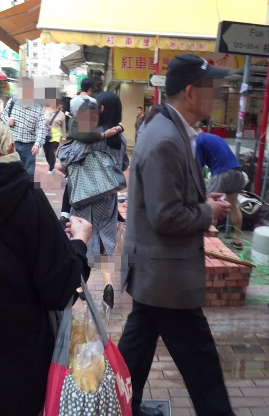 刘德华在家安心养伤 朱丽倩抱女儿菜市场买菜