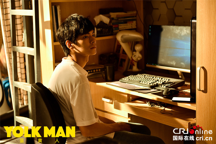 《蛋黄人》曝"开挂英雄"版预告 宅男合体外星萌