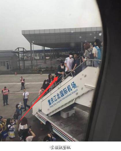 王俊凯被粉丝包围狂拍照 两个小时的飞行时间根本不敢睡觉