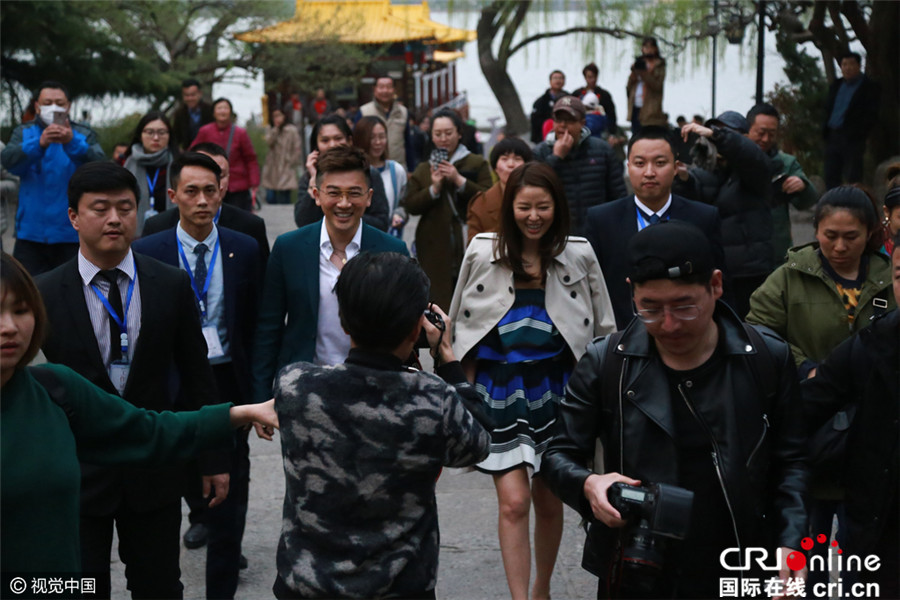 林心如泛舟大明湖畔获“五阿哥”护驾 产后闪瘦秀美背婚戒抢镜