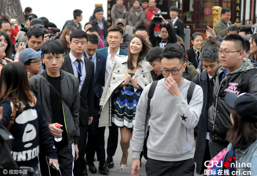 林心如泛舟大明湖畔获“五阿哥”护驾 产后闪瘦秀美背婚戒抢镜