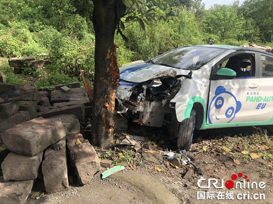 【法制安全】重慶北碚：避讓大貨車 駕駛員誤把油門當剎車