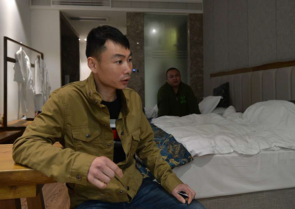 田波说,明天将去参加成都糖酒会,并进行现场表演.