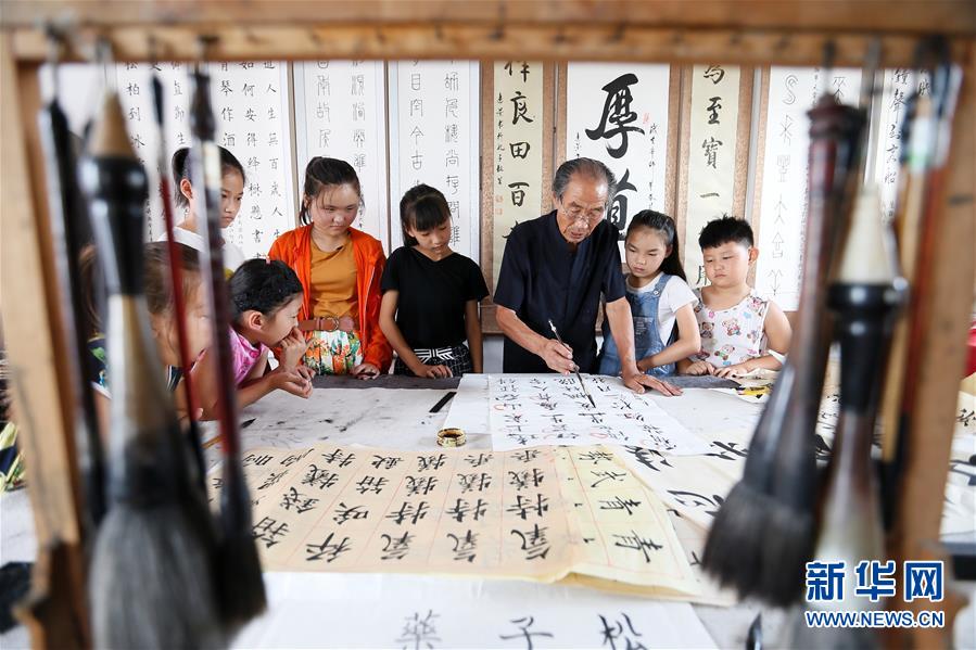 山東即墨耄耋老人自辦公益書法課堂