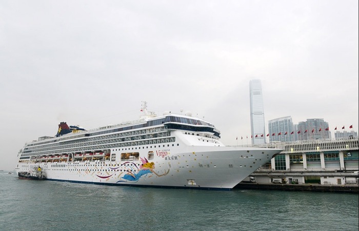 3月22日,丽星邮轮“处女星号”停靠在香港维多利亚港。新华社记者 刘昀 摄