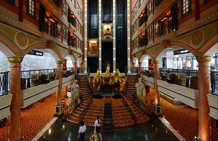 这是停靠在香港维多利亚港的丽星邮轮“处女星号”的中央大堂(3月22日摄)。新华社记者 刘昀 摄