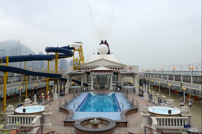 这是停靠在香港维多利亚港的丽星邮轮“处女星号”的内部设施(3月22日摄)。 新华社记者 刘昀 摄