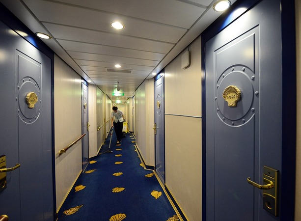 这是停靠在香港维多利亚港的丽星邮轮“处女星号”的内部设施(3月22日摄)。新华社记者 刘昀 摄