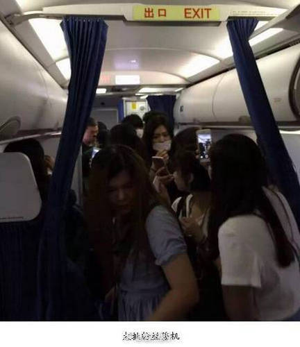 王俊凯被粉丝包围 金莎呼吁大家理性追星被粉丝大骂