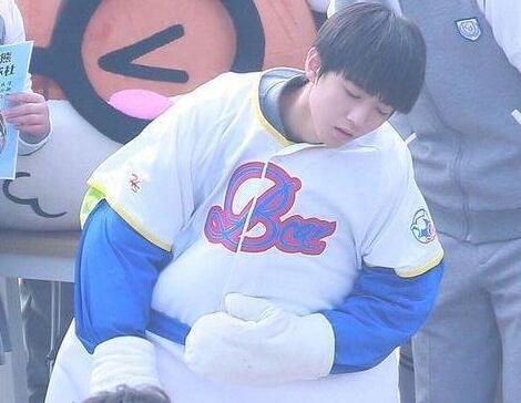 王俊凯被粉丝包围 金莎呼吁大家理性追星被粉丝大骂