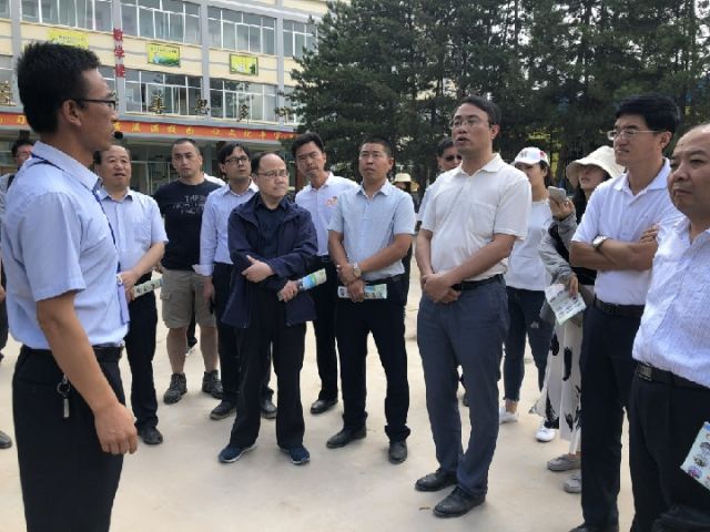 欧美同学会海归人才与渭源县小学教师交流.新华社记者张文静摄