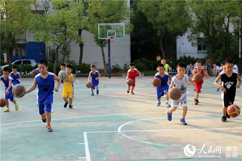 全民健身日 萌娃练球忙