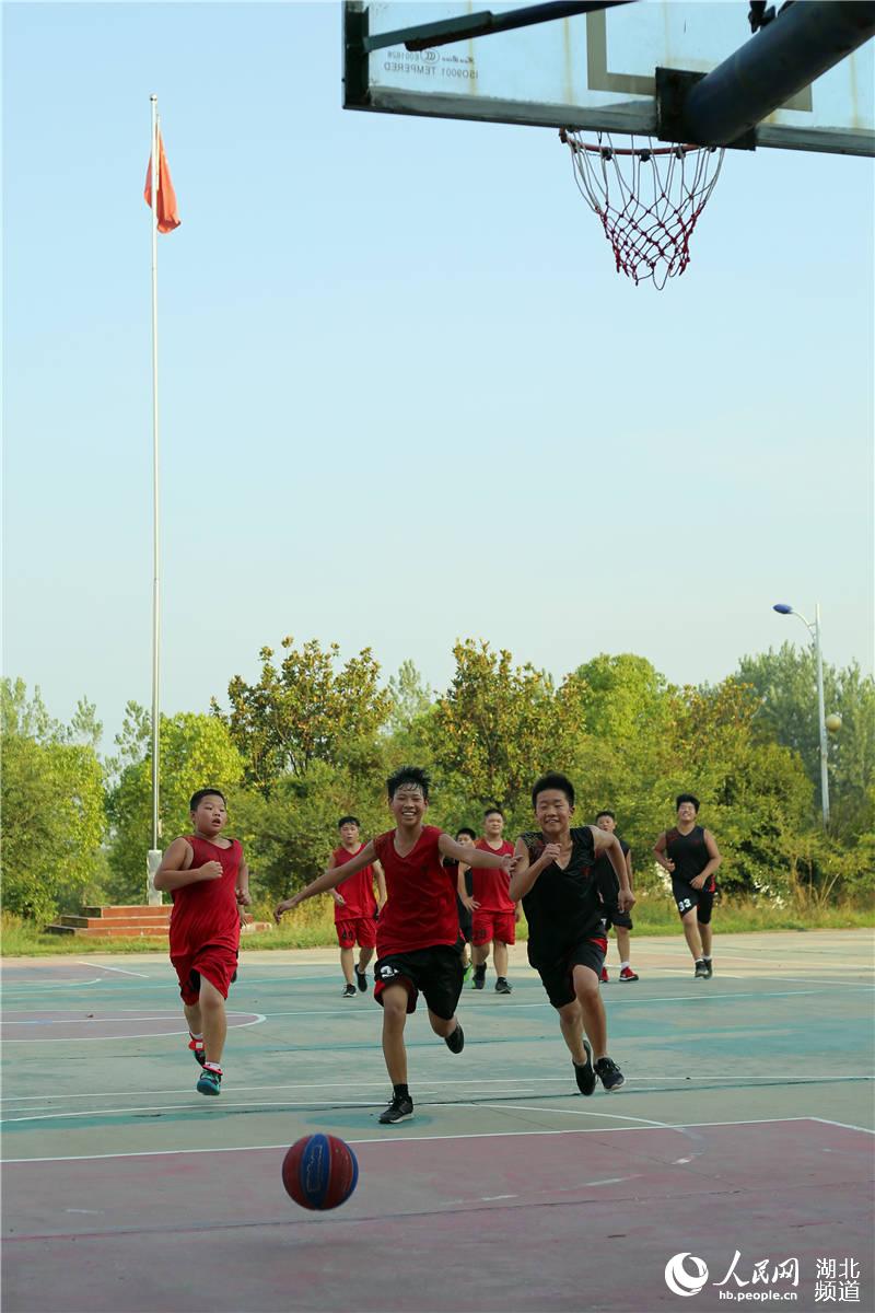 全民健身日 萌娃练球忙