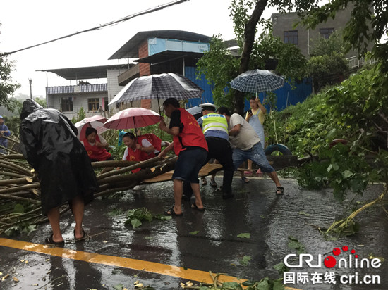 【法制安全】重庆永川民警暴雨中执勤 守护群众交通安全