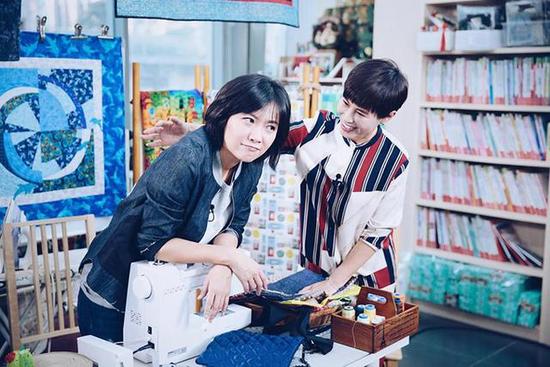 徐静蕾谈与男友相处细节 结果是在秀恩爱