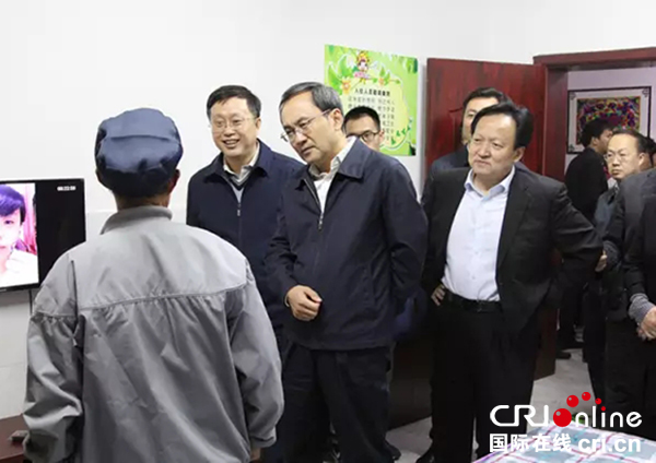 省委常委,常务副省长王宁到井研城镇脱贫幸福村走访(摄影 王卫东)