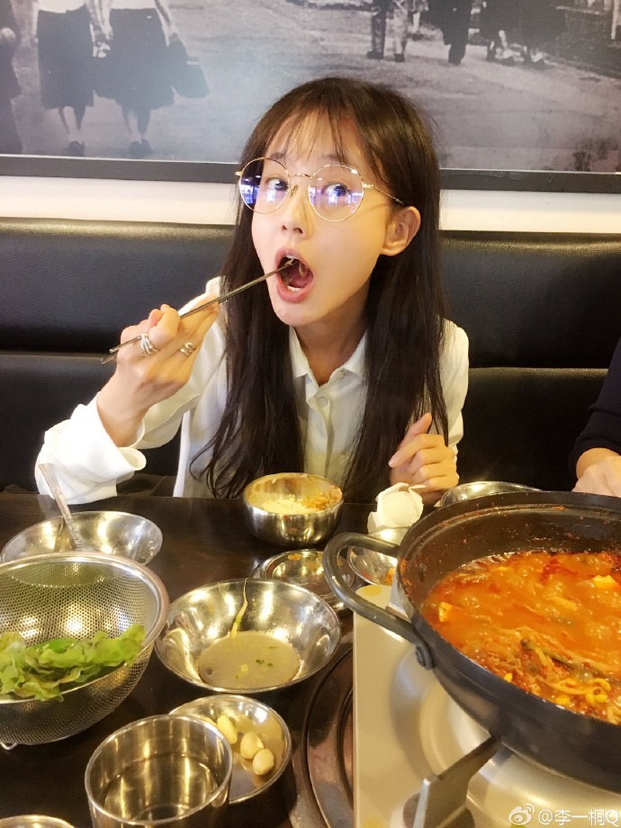 没想到你是这样的黄蓉 李一桐爱吃剧组道具