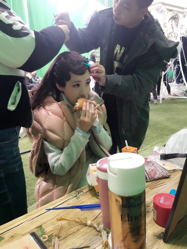 没想到你是这样的黄蓉 李一桐爱吃剧组道具