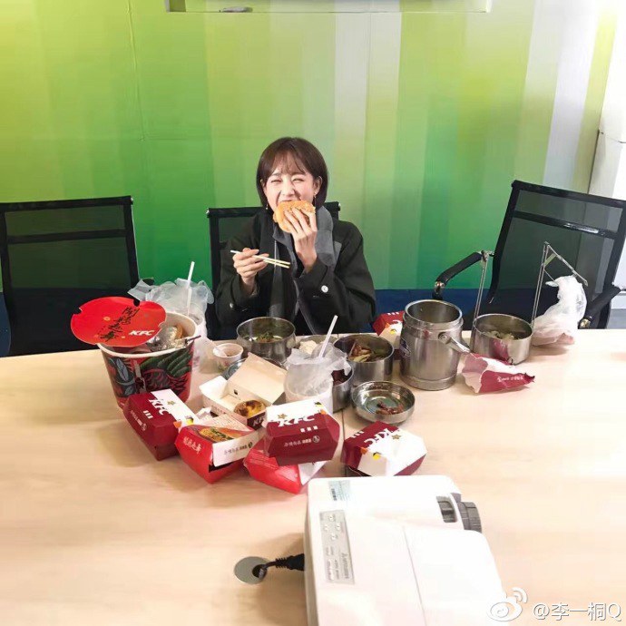 没想到你是这样的黄蓉 李一桐爱吃剧组道具