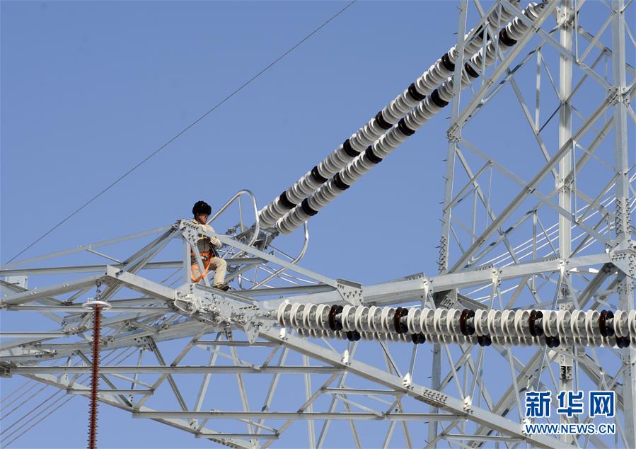 750千伏伊犁庫車超高壓輸電線路迎來首次空地聯合巡檢組圖