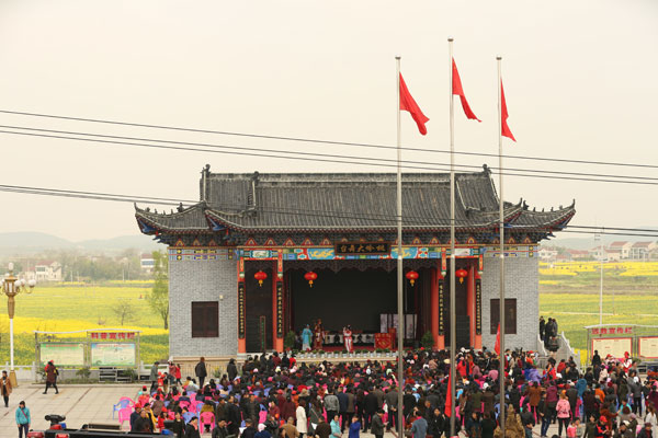 在安徽省安庆市望江县太慈镇桃岭村,村民们聚集在大戏台前看戏.