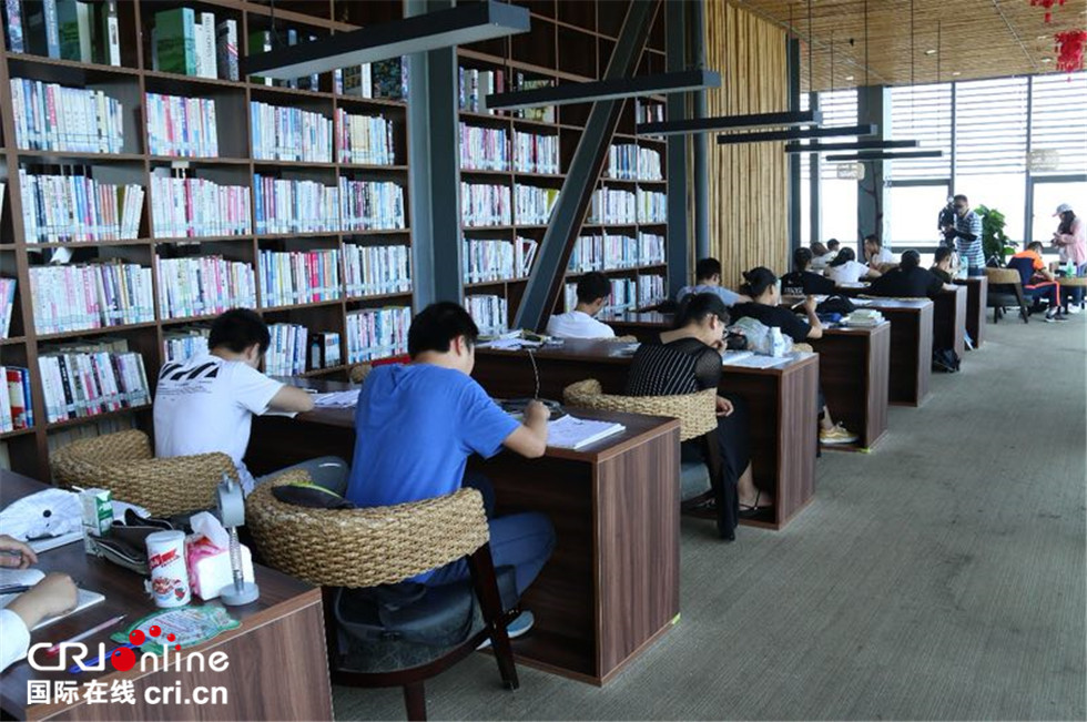 来自长江经济带的报道】书香长江 “网红书店”点亮“阅读+”新生
