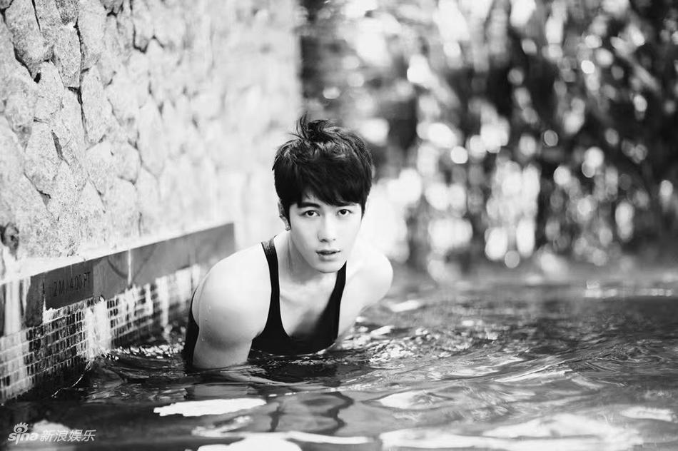 陈学冬水中半裸写真撩人 肌肉线条健康又性感
