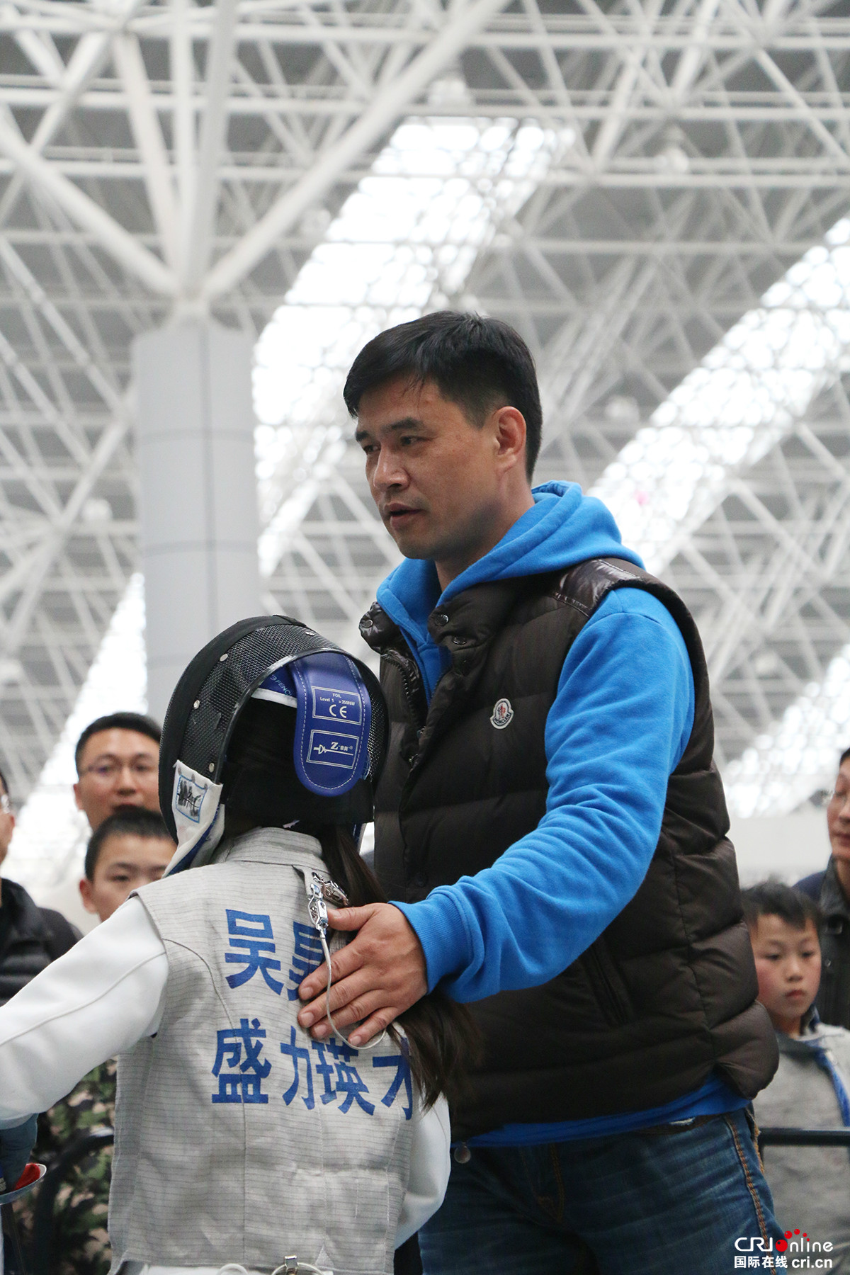 叶冲空降击剑俱乐部联赛授课小选手引围观