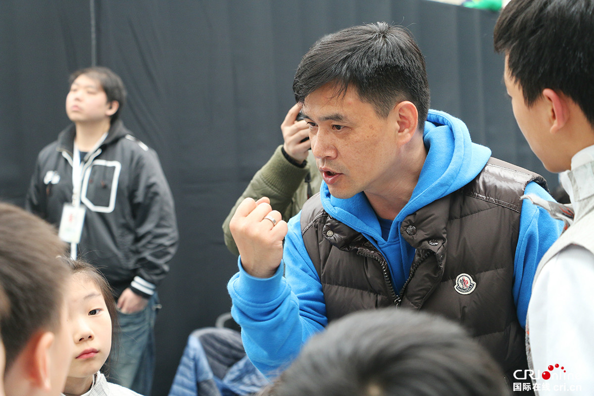 叶冲空降击剑俱乐部联赛授课小选手引围观