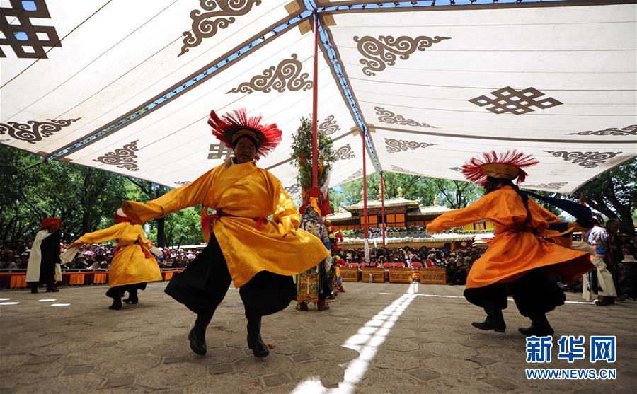 西藏多地市藏戏队雪顿节亮相竞演