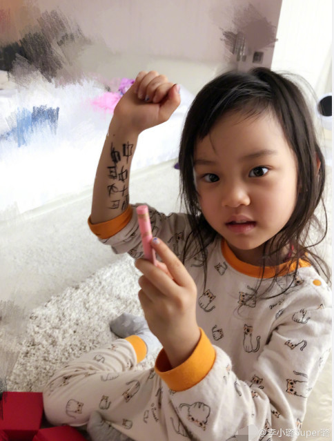 李小璐与女儿做美容 甜馨越来越美了_娱乐_腾讯网