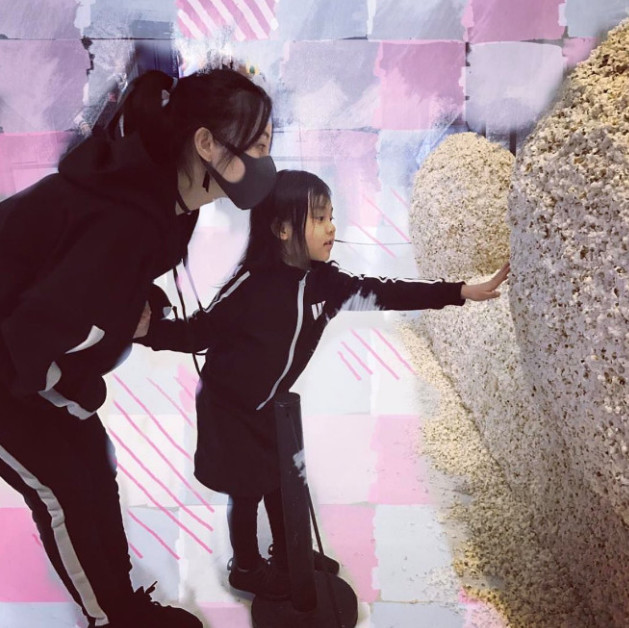 李小璐与女儿做美容 甜馨越来越美了_娱乐_腾讯网