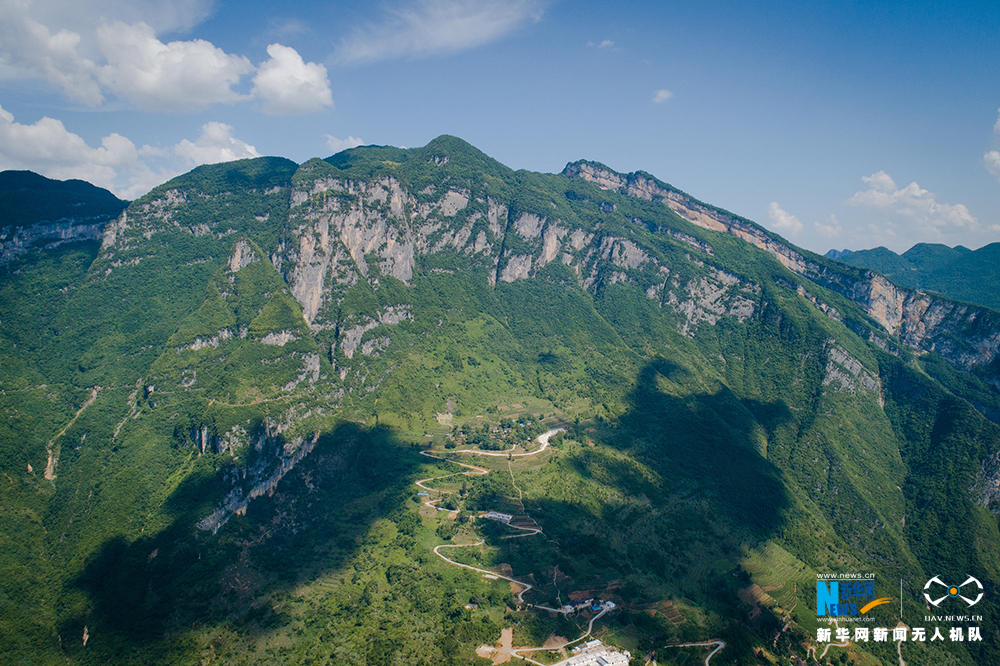 【渝情渝景】【ChinaNews帶圖列表】航拍：當陽峽谷深 高山水飛瀑