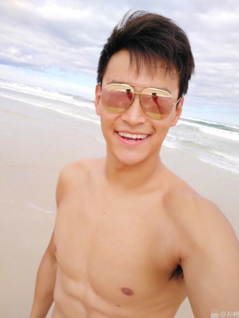 孙杨秀腹肌 然而粉丝的重点却在停留在这儿了