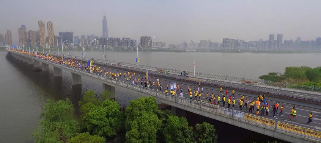 震撼！全景航拍今天的武汉 没去跑汉马真的感觉亏大了