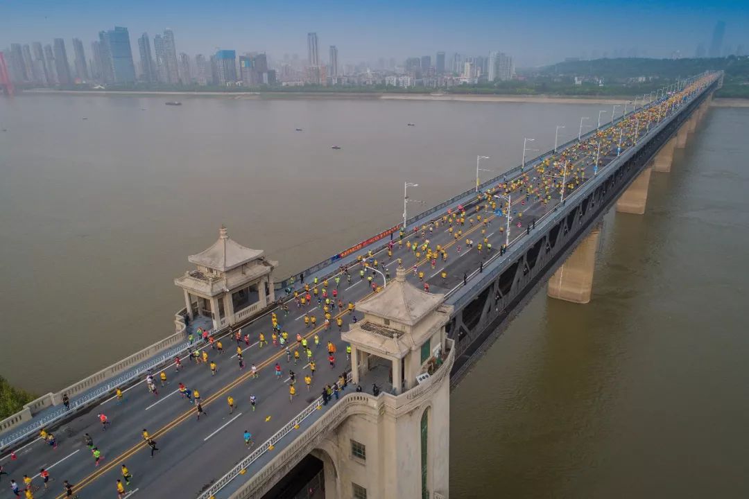 震撼！全景航拍今天的武汉 没去跑汉马真的感觉亏大了