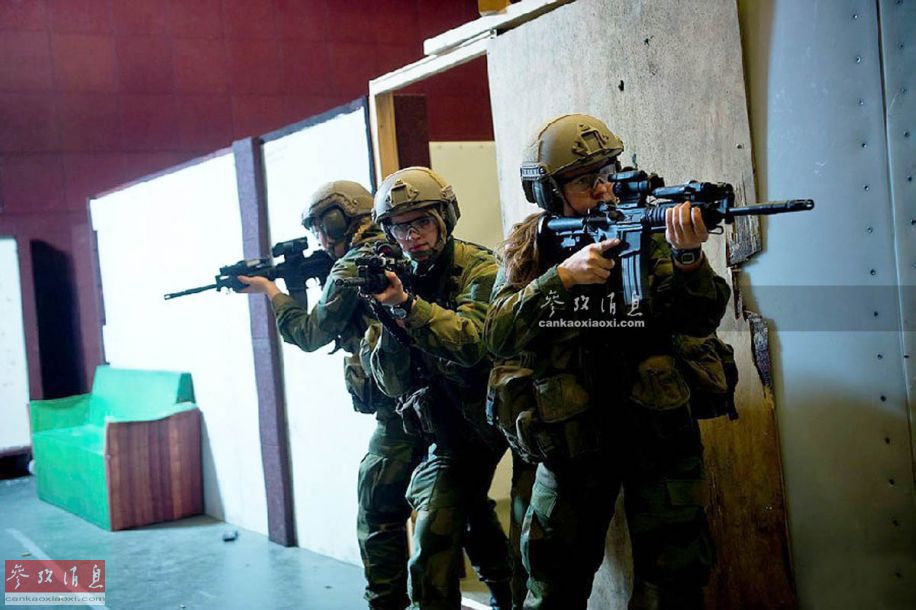 把特种兵摁在冷水里很疯狂?海豹队员:这样有益健康 把特种兵摁在冷水里很疯狂?海豹队员:这样有益健康